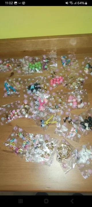 125 Pulseras, Pendientes y Llaveros Hechos a Mano