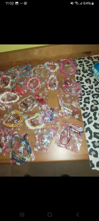 125 Pulseras, Pendientes y Llaveros Hechos a Mano