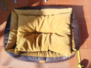 Cama para perro beige y marrón