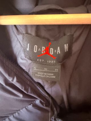 Chaqueta Jordan Negra Plumas