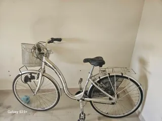 Bicicleta Monty plateada con cesta