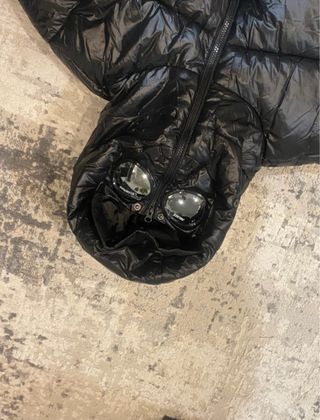 Chaqueta CP Company Negra con Gafas