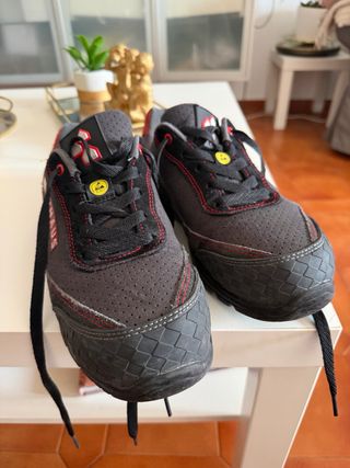Zapatos de seguridad Bauhaus grises y rojos
