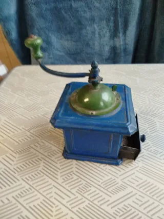 Antiguo molinillo de chapa, para café, marca Elma.