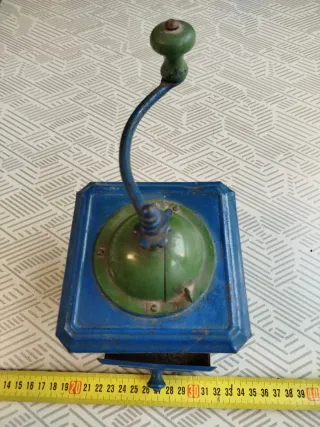 Antiguo molinillo de chapa, para café, marca Elma.
