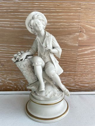 Figura porcelana Capodimonte niño cesta