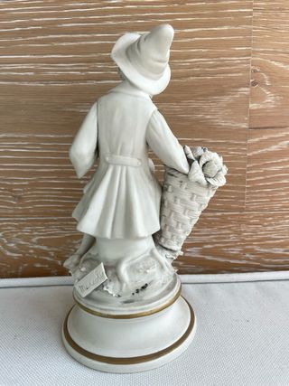 Figura porcelana Capodimonte niño cesta