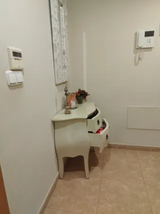 Cómoda blanca 2 cajones madera y espejo a juego