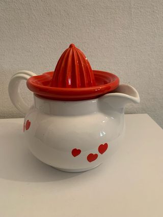 Spremiagrumi in ceramica con cuori rossi