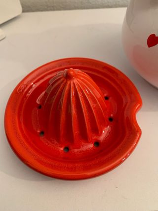 Spremiagrumi in ceramica con cuori rossi