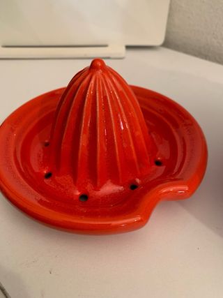 Spremiagrumi in ceramica con cuori rossi