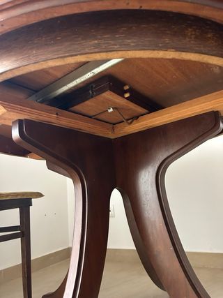 Mesa redonda extensible nogal con dos sillas