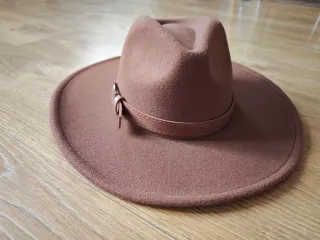 Dos sombreros de gamuza
