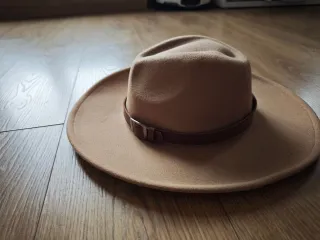 Dos sombreros de gamuza