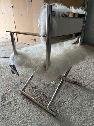 Sillón de diseño blanco con patas metálicas