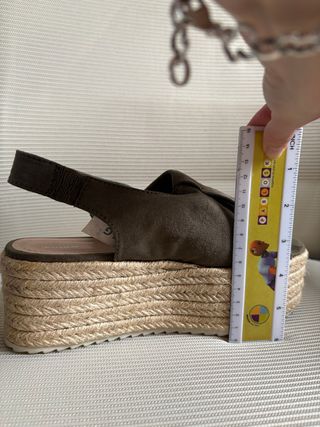 Sandalias cuña verde oliva con plataforma y flecos