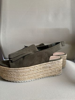 Sandalias cuña verde oliva con plataforma y flecos