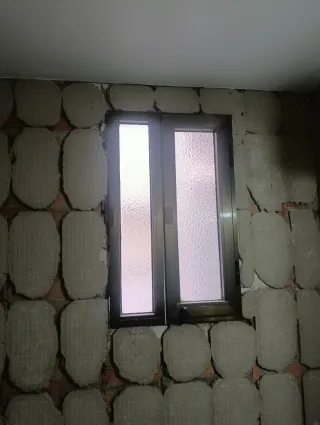 Ventanas ,puerta de balcón ,puerta de galeria