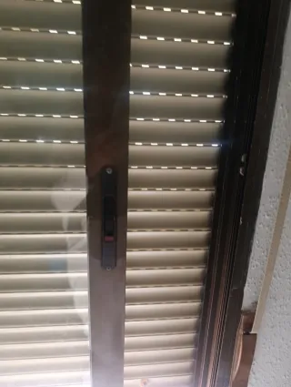 Ventanas ,puerta de balcón ,puerta de galeria