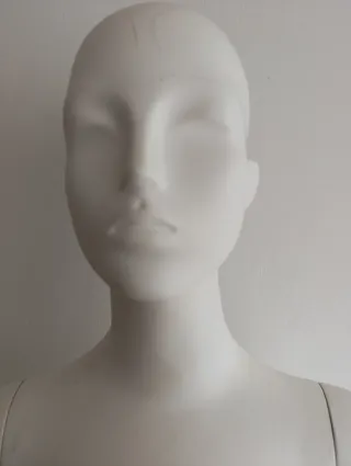 Maniquí femenino con base de cristal