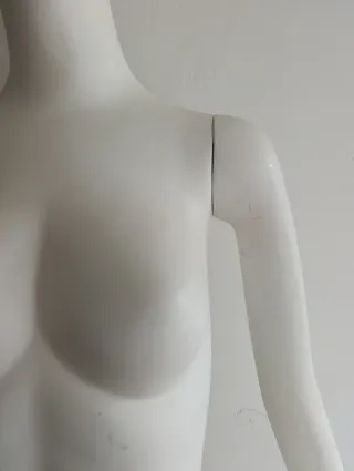 Maniquí femenino con base de cristal