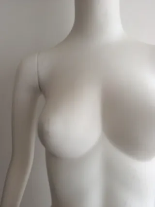 Maniquí femenino con base de cristal