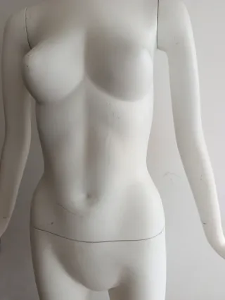Maniquí femenino con base de cristal