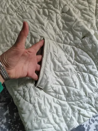 Chaqueta acolchada blanca con botones