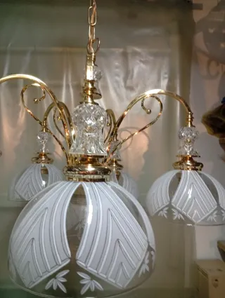 Lámpara de techo dorada con cristal