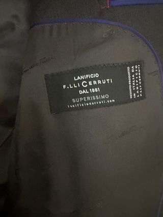 Traje de caballero negro con corbata