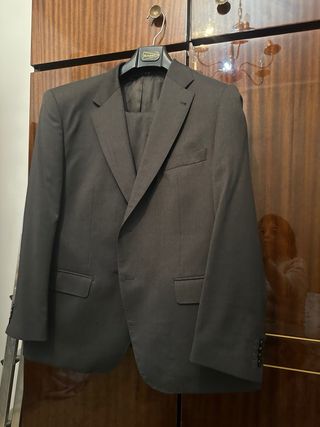 Traje de caballero negro con corbata