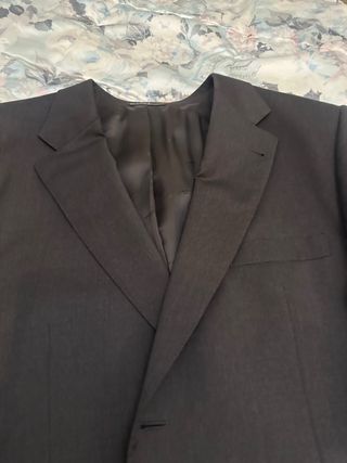 Traje de caballero negro con corbata