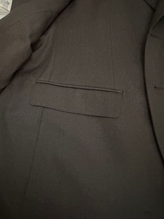 Traje de caballero negro con corbata