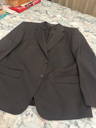 Traje de caballero negro con corbata