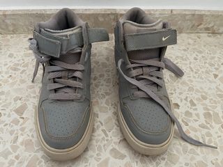 Botines Nike Grises