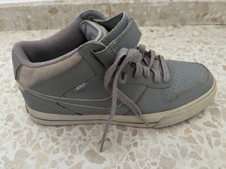 Botines Nike Grises