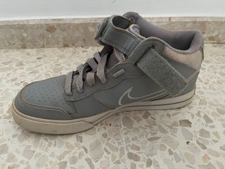 Botines Nike Grises