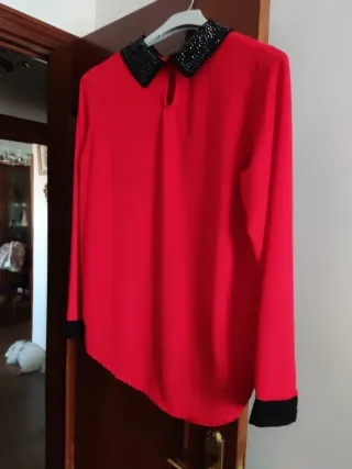 Blusa elegante con cuello pedrería