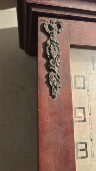 Orologio a pendolo antico in legno