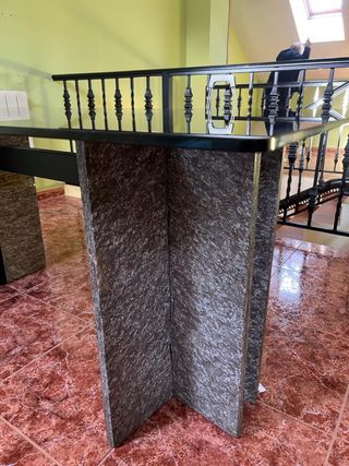 Mesa de cristal con base de piedra