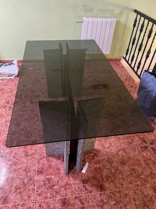 Mesa de cristal con base de piedra