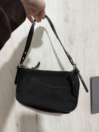 Bolso negro con cadena