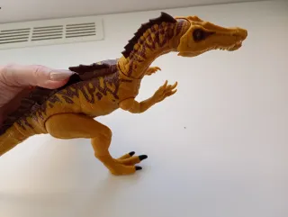 Dinosaurio de juguete amarillo