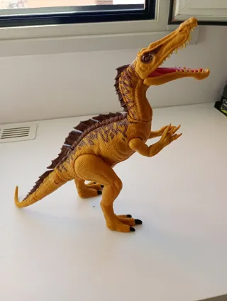 Dinosaurio de juguete amarillo