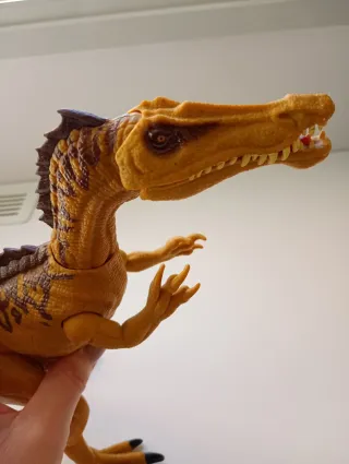 Dinosaurio de juguete amarillo