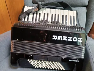 Fisarmonica Hohner Bravo III 72 Bassi, con microfoni