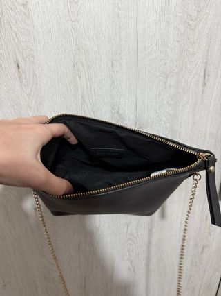 Bolso negro con cadena dorada