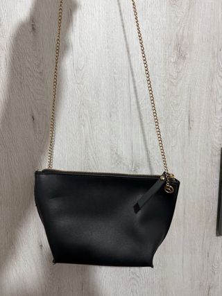 Bolso negro con cadena dorada