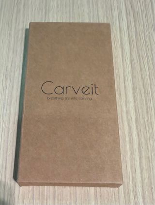 Custodia in legno nero inciso per Iphone 17