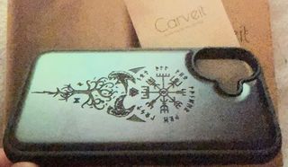 Custodia in legno nero inciso per Iphone 17